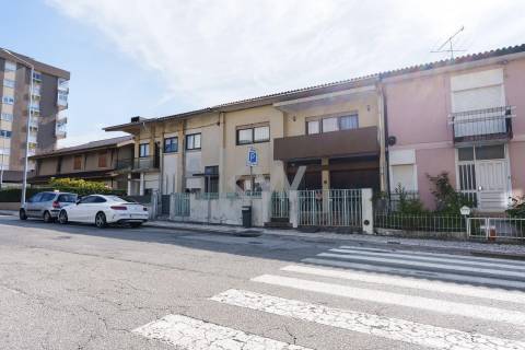 MORADIA T4+1 NO CENTRO DA CIDADE DE OLIVEIRA DE AZEMÉIS