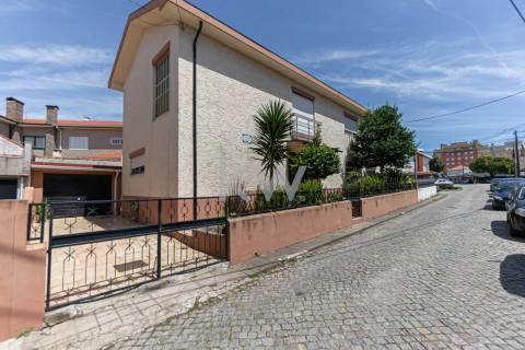 MORADIA GEMINADA T4 de 3 frentes – Garagem 1 carro – Logradouro e jardim - Madalena (à Baviera)