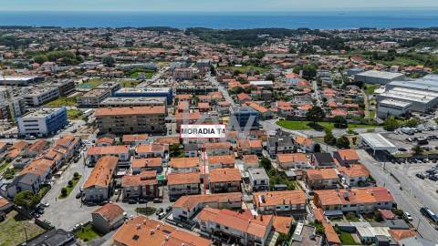 MORADIA GEMINADA T4 de 3 frentes – Garagem 1 carro – Logradouro e jardim - Madalena (à Baviera)