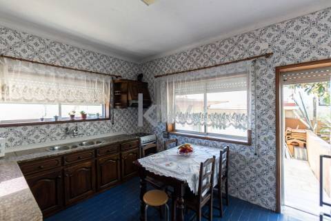 MORADIA GEMINADA T4 de 3 frentes – Garagem 1 carro – Logradouro e jardim - Madalena (à Baviera)