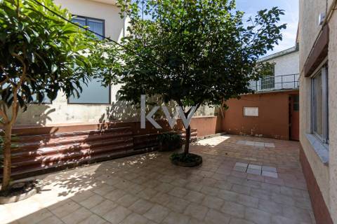 MORADIA GEMINADA T4 de 3 frentes – Garagem 1 carro – Logradouro e jardim - Madalena (à Baviera)