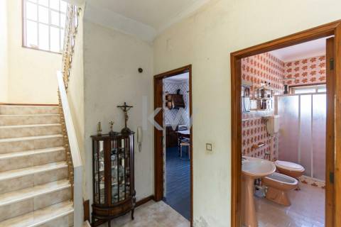 MORADIA GEMINADA T4 de 3 frentes – Garagem 1 carro – Logradouro e jardim - Madalena (à Baviera)