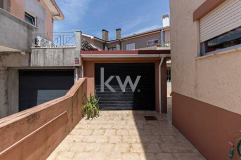 MORADIA GEMINADA T4 de 3 frentes – Garagem 1 carro – Logradouro e jardim - Madalena (à Baviera)