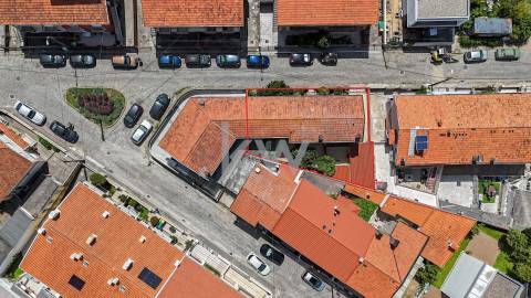 MORADIA GEMINADA T4 de 3 frentes – Garagem 1 carro – Logradouro e jardim - Madalena (à Baviera)