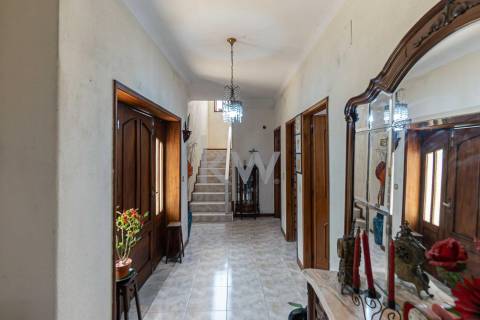 MORADIA GEMINADA T4 de 3 frentes – Garagem 1 carro – Logradouro e jardim - Madalena (à Baviera)