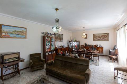 MORADIA GEMINADA T4 de 3 frentes – Garagem 1 carro – Logradouro e jardim - Madalena (à Baviera)