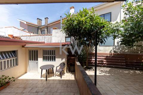 MORADIA GEMINADA T4 de 3 frentes – Garagem 1 carro – Logradouro e jardim - Madalena (à Baviera)