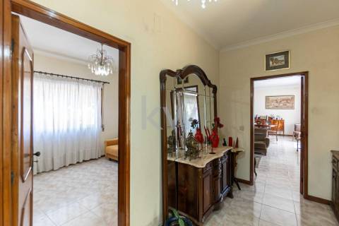 MORADIA GEMINADA T4 de 3 frentes – Garagem 1 carro – Logradouro e jardim - Madalena (à Baviera)