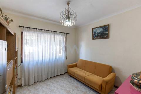 MORADIA GEMINADA T4 de 3 frentes – Garagem 1 carro – Logradouro e jardim - Madalena (à Baviera)