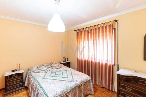 MORADIA GEMINADA T4 de 3 frentes – Garagem 1 carro – Logradouro e jardim - Madalena (à Baviera)