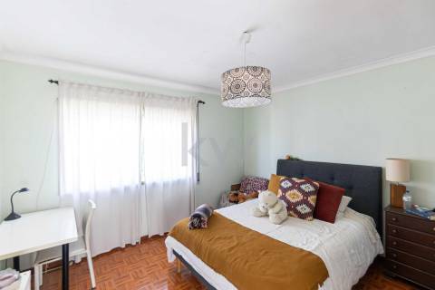 MORADIA GEMINADA T4 de 3 frentes – Garagem 1 carro – Logradouro e jardim - Madalena (à Baviera)