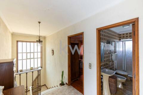 MORADIA GEMINADA T4 de 3 frentes – Garagem 1 carro – Logradouro e jardim - Madalena (à Baviera)