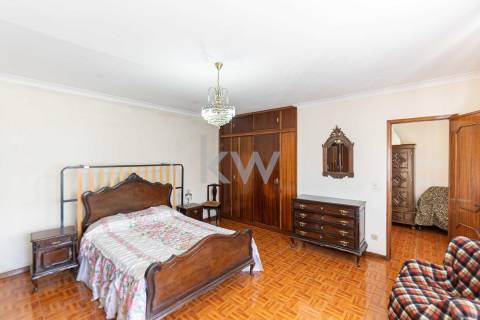 MORADIA GEMINADA T4 de 3 frentes – Garagem 1 carro – Logradouro e jardim - Madalena (à Baviera)