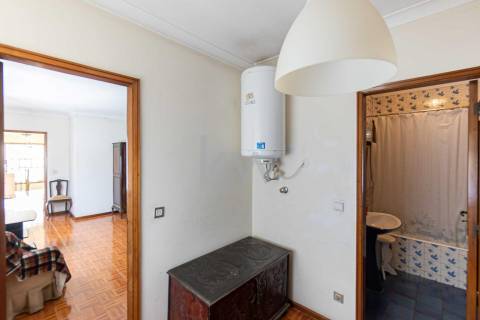 MORADIA GEMINADA T4 de 3 frentes – Garagem 1 carro – Logradouro e jardim - Madalena (à Baviera)