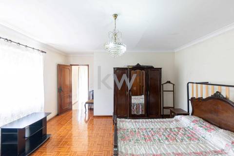 MORADIA GEMINADA T4 de 3 frentes – Garagem 1 carro – Logradouro e jardim - Madalena (à Baviera)