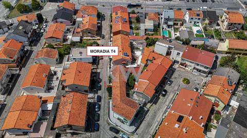 MORADIA GEMINADA T4 de 3 frentes – Garagem 1 carro – Logradouro e jardim - Madalena (à Baviera)