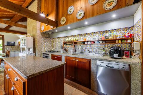 Quinta recatada com piscina num lote de 4.000 m2 ajardinados com 2 casas