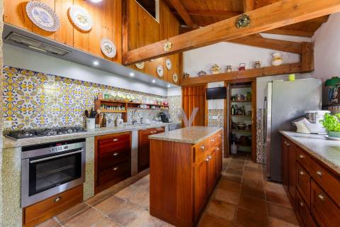 Quinta recatada com piscina num lote de 4.000 m2 ajardinados com 2 casas