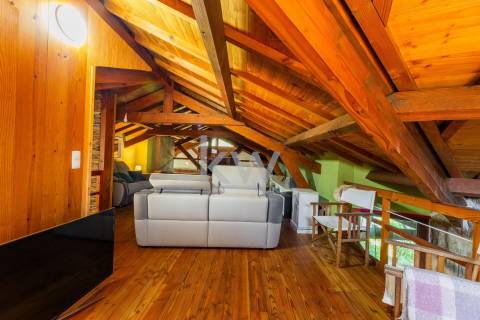 Quinta recatada com piscina num lote de 4.000 m2 ajardinados com 2 casas