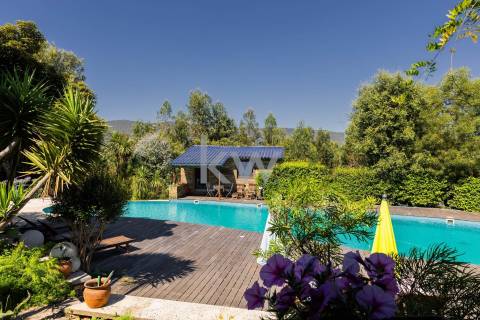 Quinta recatada com piscina num lote de 4.000 m2 ajardinados com 2 casas