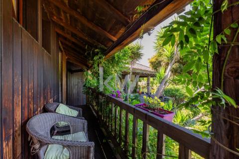 Quinta recatada com piscina num lote de 4.000 m2 ajardinados com 2 casas