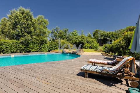 Quinta recatada com piscina num lote de 4.000 m2 ajardinados com 2 casas