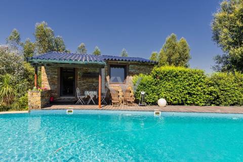 Quinta recatada com piscina num lote de 4.000 m2 ajardinados com 2 casas