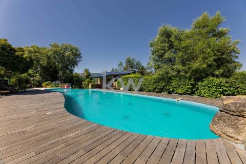 Quinta recatada com piscina num lote de 4.000 m2 ajardinados com 2 casas