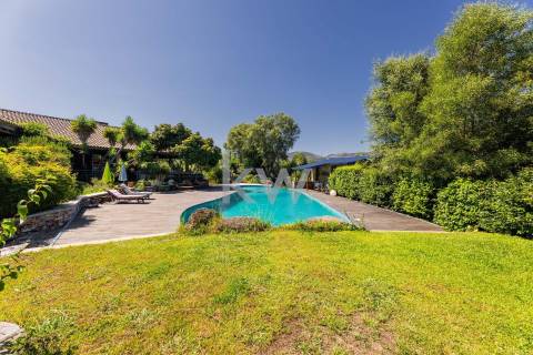 Quinta recatada com piscina num lote de 4.000 m2 ajardinados com 2 casas