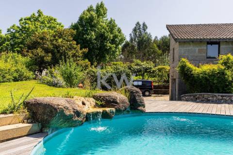 Quinta recatada com piscina num lote de 4.000 m2 ajardinados com 2 casas