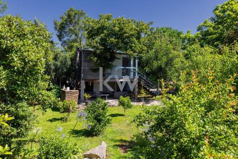 Quinta recatada com piscina num lote de 4.000 m2 ajardinados com 2 casas