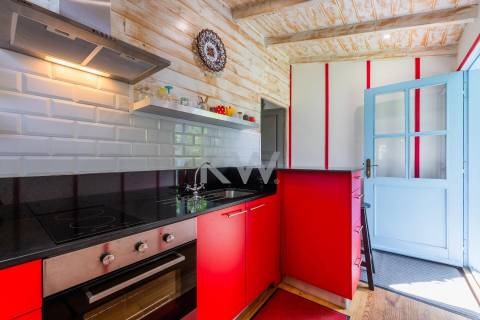 Quinta recatada com piscina num lote de 4.000 m2 ajardinados com 2 casas