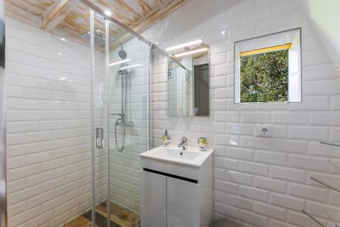 Quinta recatada com piscina num lote de 4.000 m2 ajardinados com 2 casas