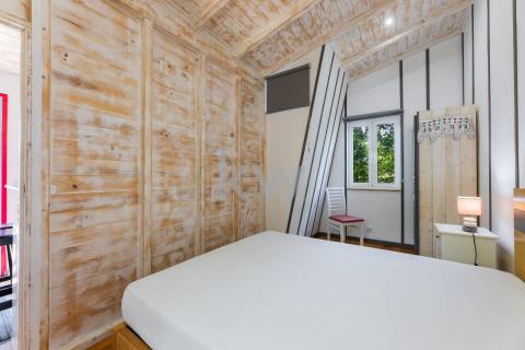 Quinta recatada com piscina num lote de 4.000 m2 ajardinados com 2 casas