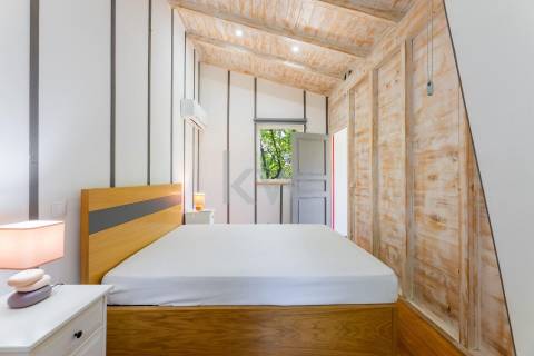 Quinta recatada com piscina num lote de 4.000 m2 ajardinados com 2 casas