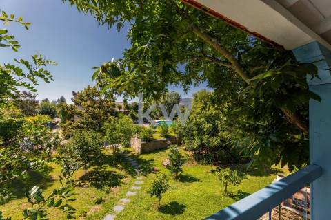 Quinta recatada com piscina num lote de 4.000 m2 ajardinados com 2 casas