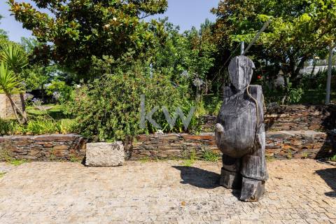 Quinta recatada com piscina num lote de 4.000 m2 ajardinados com 2 casas