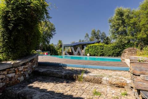 Quinta recatada com piscina num lote de 4.000 m2 ajardinados com 2 casas