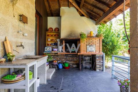 Quinta recatada com piscina num lote de 4.000 m2 ajardinados com 2 casas