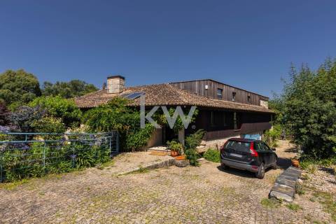 Quinta recatada com piscina num lote de 4.000 m2 ajardinados com 2 casas