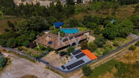 Quinta recatada com piscina num lote de 4.000 m2 ajardinados com 2 casas