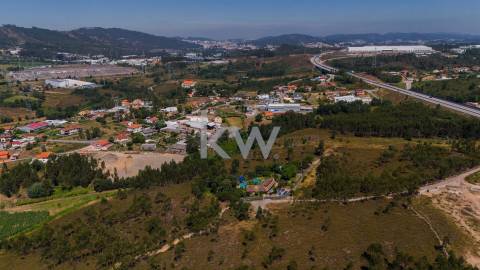 Quinta recatada com piscina num lote de 4.000 m2 ajardinados com 2 casas