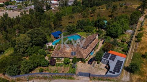 Quinta recatada com piscina num lote de 4.000 m2 ajardinados com 2 casas