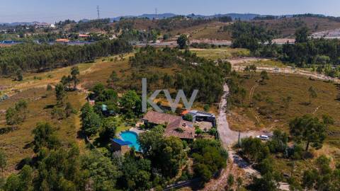 Quinta recatada com piscina num lote de 4.000 m2 ajardinados com 2 casas