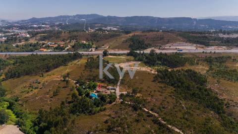 Quinta recatada com piscina num lote de 4.000 m2 ajardinados com 2 casas