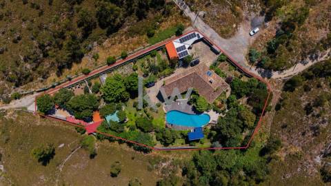 Quinta recatada com piscina num lote de 4.000 m2 ajardinados com 2 casas