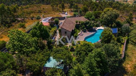 Quinta recatada com piscina num lote de 4.000 m2 ajardinados com 2 casas