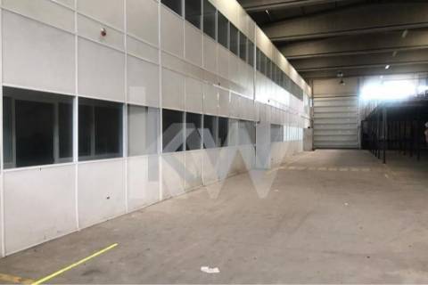 Armazém com 980m2 para actividade Industrial - Maia