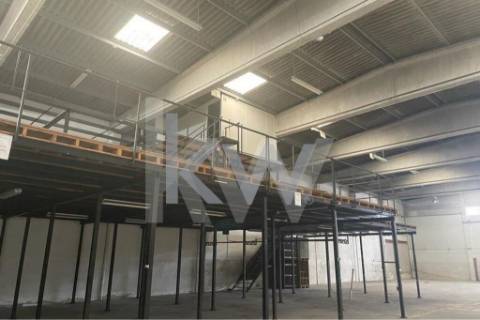 Armazém com 980m2 para actividade Industrial - Maia