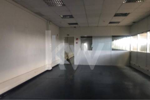 Armazém com 980m2 para actividade Industrial - Maia